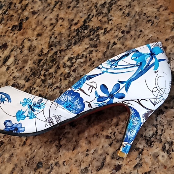 Lady's High Heels. Pointed Toe. Flower and Butterflies Pattern. Very Clean. - Picture 9 of 16